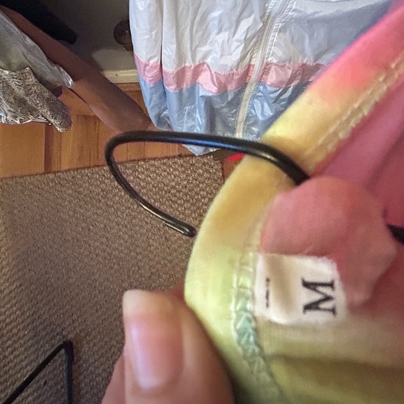 Women’s size medium, cropped T-shirt, tie-dye - Picture 3 of 3